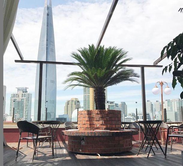 ソウリズムカフェの外観、緑の植物に囲まれたスペース